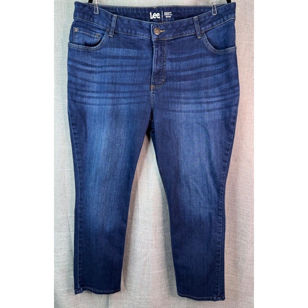 Lee Jeans Women's Regular Straight Leg Mid RIse Size 20W Medium Blue Wash